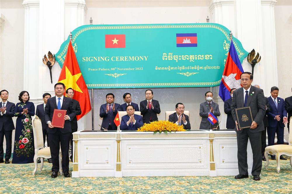 Bộ trưởng Nguyễn Hồng Diên ký kết nhiều văn kiện quan trọng nhân dịp Thủ tướng Chính phủ thăm chính thức Campuchia